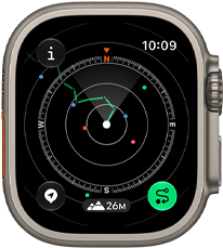 Apple Watch Ultra 4, kryt z titánu v prírodnej farbe, funkcia Návrat zobrazujúca trasu s kompasovými smermi, pohľad zvonku na pravú stranu, korunka Digital Crown, vystúpené bočné tlačidlo