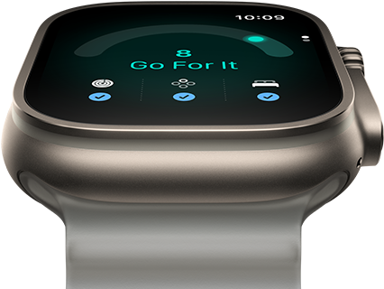 Apple Watch Ultra 4, kryt z titánu v prírodnej farbe, skóre pripravenosti 8, pohľad zvonku na pravú stranu, korunka Digital Crown, vystúpené bočné tlačidlo, oceánsky remienok v priesvitnej šedej farbe
