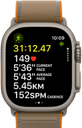 Apple Watch Ultra 4, kryt z titánu v prírodnej farbe, pokročilé ukazovatele tréningu Beh vonku, pohľad zvonku na pravú stranu, korunka Digital Crown, vystúpené bočné tlačidlo, trailová slučka vo farbe piesková béžová 