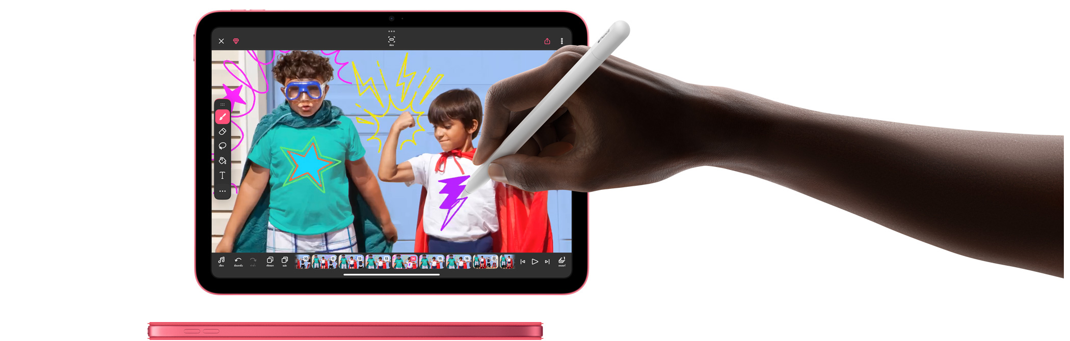 ผู้ใช้ถือ Apple Pencil และวาดในแอป FlipaClip