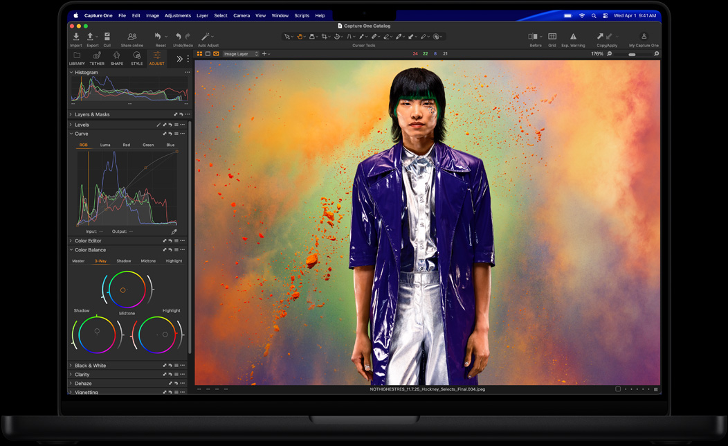 หน้าจอ MacBook Pro แสดงการปรับแต่งรูปภาพของบุคคลหนึ่งใน Capture One