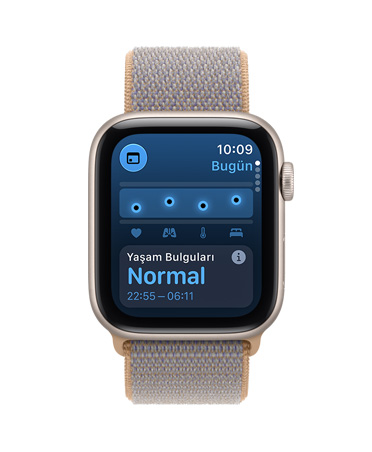 Apple Watch SE 3, ekranda gece boyu ölçülen yaşam bulguları gösteriliyor, alüminyum kasa, yıldız ışığı renk, sağ dış görünüm, Digital Crown, Spor Loop kordon takılı, şambre mavisi renk (açık mavi-gri)