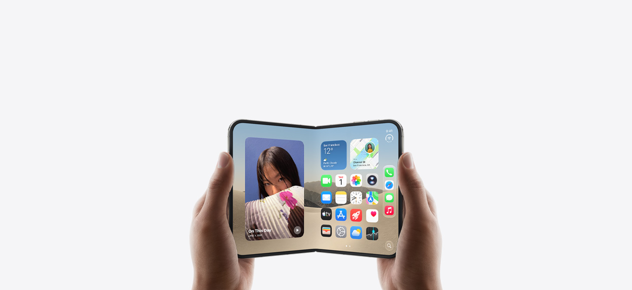 iPhone Duo, yatay pozisyonda iki el tarafından tutuluyor, açık, iç ekranda Ana Ekran gösteriliyor