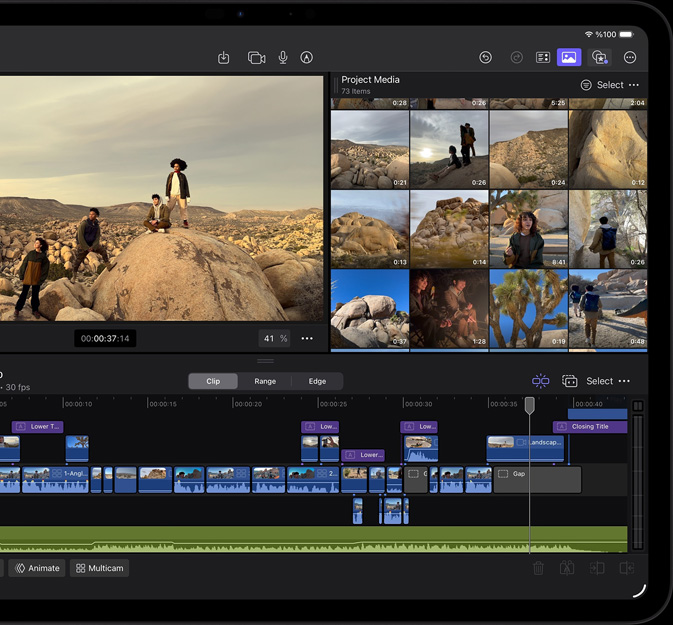 iPad Pro, önden dış görünüm, yatay pozisyonda, uzay siyahı, Final Cut Pro arayüzünde çöl macerası projesi açık, ekranda çöl manzarasında duran dört kişinin fotoğrafı, çok sayıda video klip ve bir zaman çizelgesi gösteriliyor