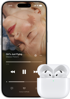 iPhone біля AirPods у зарядному футлярі, футляр відкритий