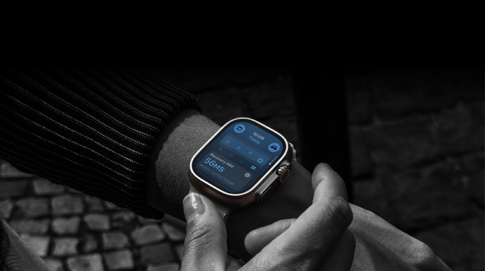 Людина з Apple Watch Ultra 4 на зап’ястку, денні показники злегка знижені