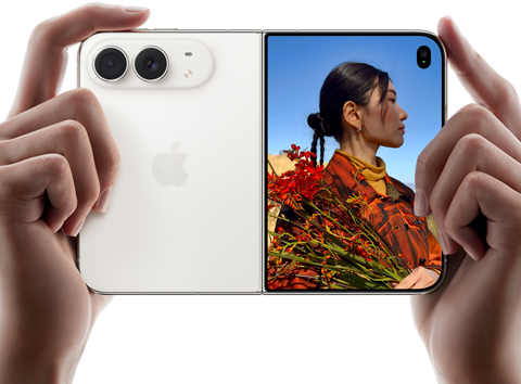iPhone Duo, колір «біла зоря», тримають двома руками в горизонтальному положенні, розкладений; на лівій панелі видно систему двох камер Fusion 48 Мп, а на правій — людину, яку фотографують на зовнішньому дисплеї; об’єкт зйомки може бачити своє обличчя під час фотографування за допомогою режиму Duo Preview