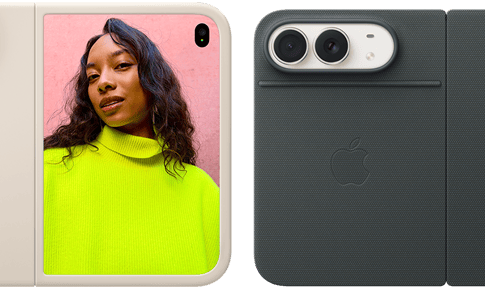 iPhone Duo, колір «біла зоря» в силіконовому чохлі пісочного кольору, горизонтальне положення, повністю розкладений горизонтально, система двох камер Fusion угорі ліворуч, чохол покриває задню панель і зовнішній край дисплея, на правому боці на зовнішньому дисплеї зображено портрет людини. iPhone Duo, колір «біла зоря», повністю розкладений горизонтально; чохол кольору «морський синій» із підставкою, повністю розкладений горизонтально; на зовнішній задній панелі — система двох задніх камер Fusion із двома об’єктивами