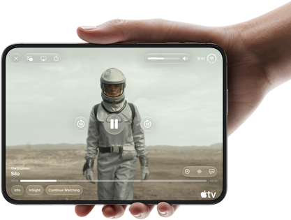 iPhone Duo, який тримають однією рукою, відкритий у горизонтальному положенні, повністю розкладений, на внутрішньому екрані транслюється серіал Apple TV «Таємниця бункера»