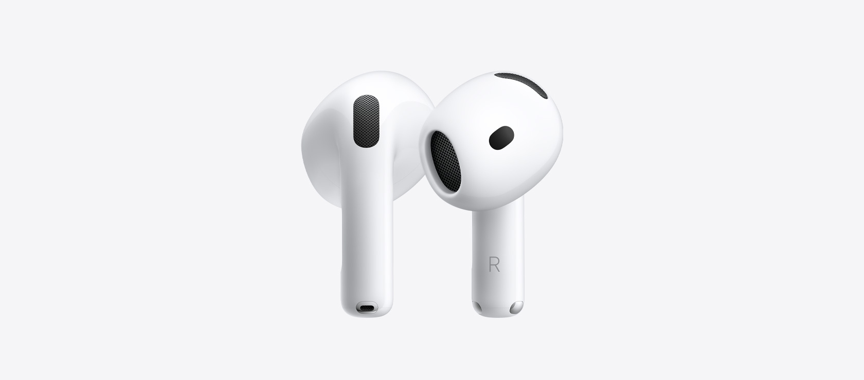 سماعات AirPods 5: سماعات أذن لاسلكية، لون أبيض، شكل بيضاوي، رأس الأذن مع فتحات صوت شبكية لمكبر الصوت الداخلي، جذع قصير مع موصل للشحن بلون فضي، حرفان يشيران إلى السماعة اليسرى واليمنى