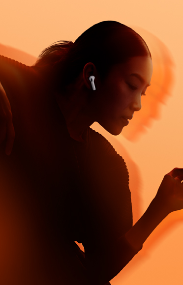 شخص يضع سماعات AirPods 5‏، ذراعان مثنيتان، خلفية متعددة الألوان