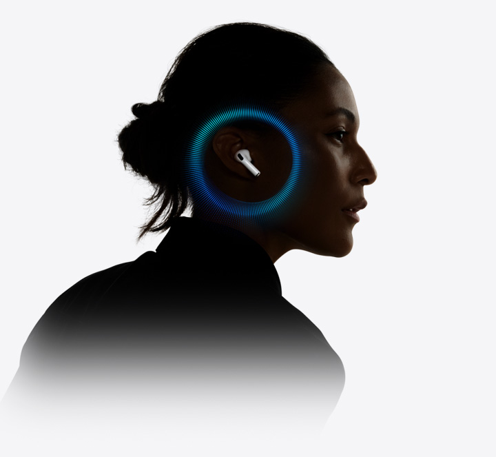Inimene, kes kannab AirPods Pro 3 klappe, helilained kõrva ümber.