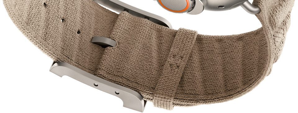 Correa En Mer para el Apple Watch Hermès Ultra 4, color Argile (café), detalle de la parte inferior del cierre, material tejido texturizado