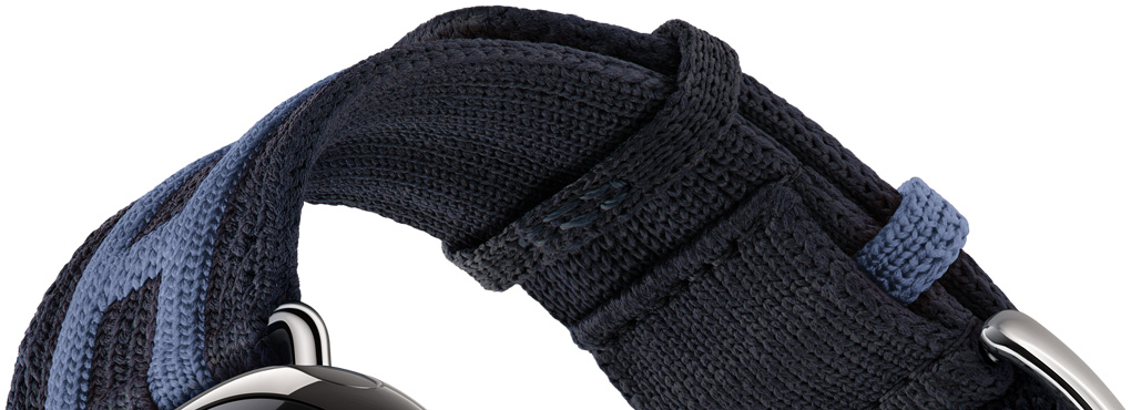 Detalle de la correa Rocabar Club para el Apple Watch Hermès Series 12, color Bleu Nuit/Bleu Brighton, material tejido azul oscuro con diseño en relieve de rayas azul claro que incorpora la H de Hermès