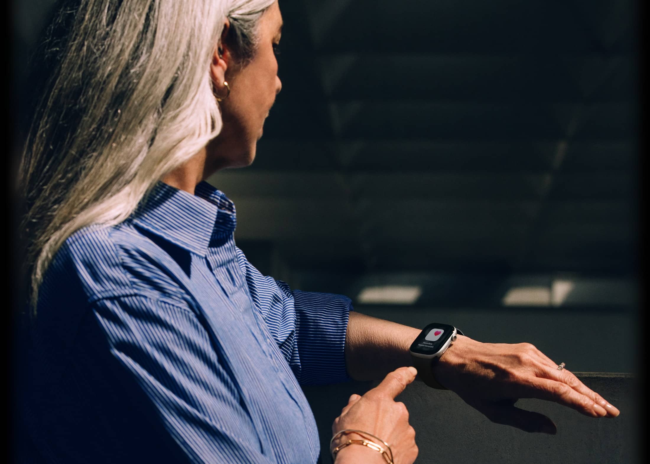 Inimene vaatamas hüpertensiooni teavitust oma Apple Watch Series 11 kellalt