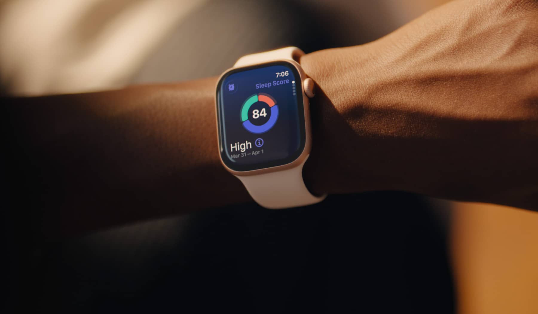 Inimene vaatamas Apple Watch Series 11 kellalt oma uneskoori