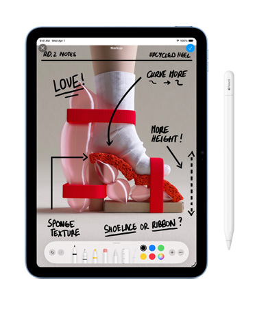 Photo d’un design de chaussure éclatante sur iPad et Apple Pencil; l’outil d’annotation a été utilisé pour ajouter des commentaires et des idées