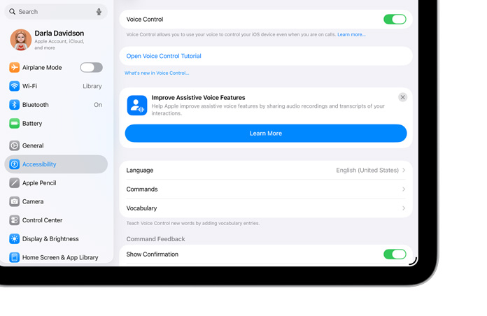 Les réglages de Commande vocale affichés sur iPad, pour illustrer comment les fonctionnalités d’accessibilité intégrées permettent de naviguer sur l’appareil