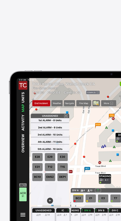 Un iPad muestra una interfaz de gestión de incidentes con un mapa comunitario de carreteras y edificios, además de asignaciones de alarmas de emergencia.