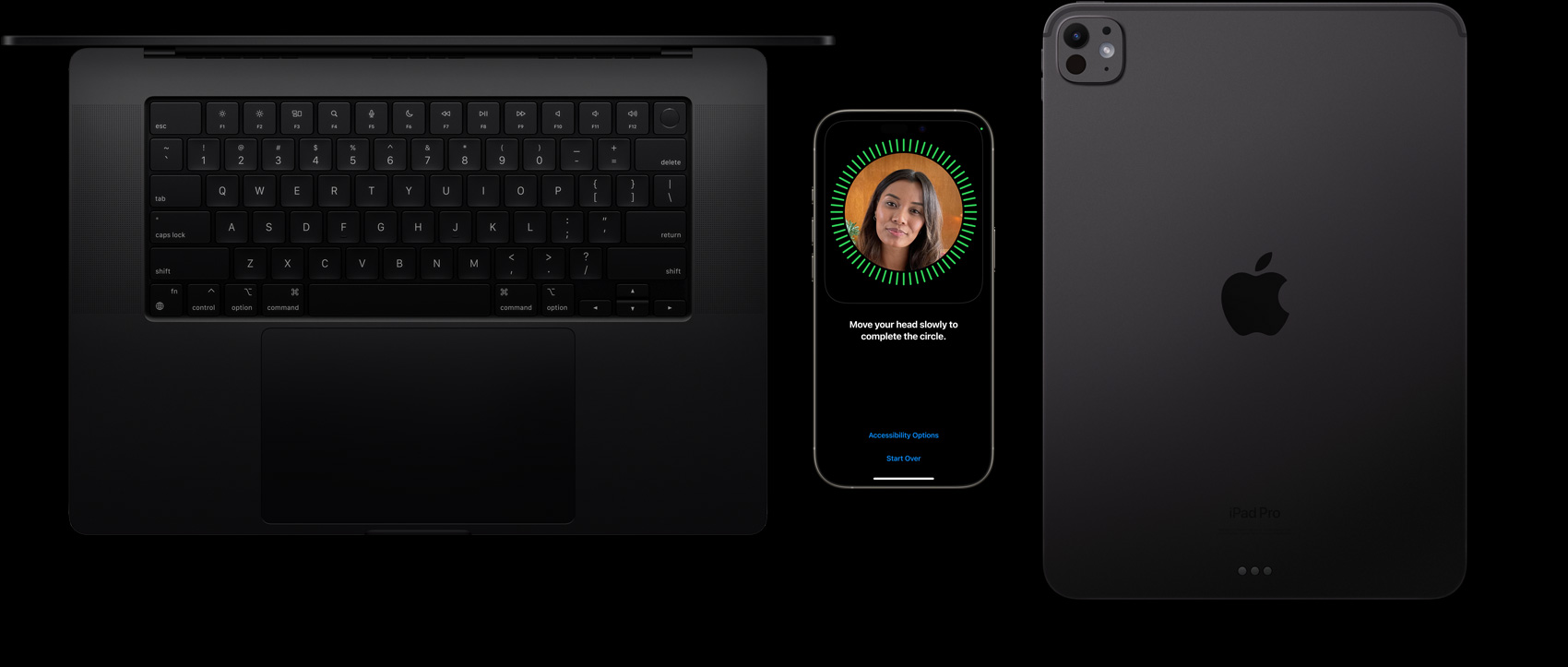 Un MacBook en negro espacial, un iPhone en titanio natural y un iPad en negro espacial uno al lado del otro con una configuración de Face ID en el iPhone