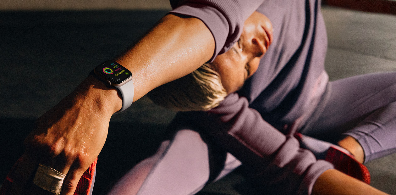 En kvinde med Apple Watch strækker ud.