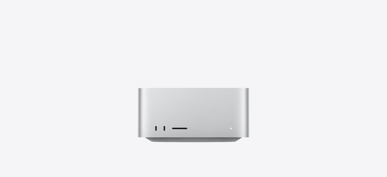 Parte da frente do Mac Studio prateado com duas portas USB-C, slot para cartão SDXC, luz indicadora de status, base mais estreita, parte superior reta, laterais arredondadas e bordas retas