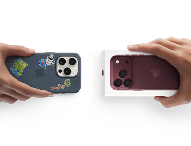 Hænder bytter mobiltelefoner. Android-telefon til den nye iPhone 18 Pro i bordeaux i æsken.