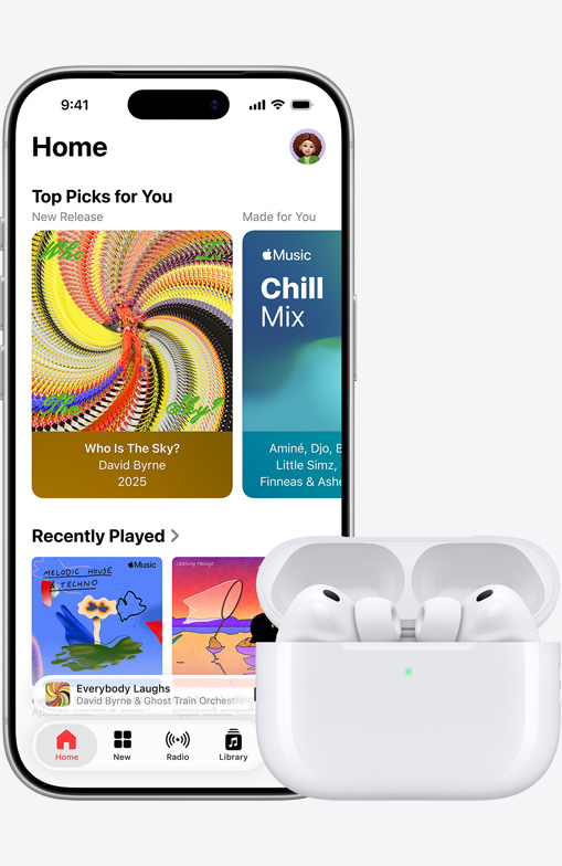 iPhone 17 Pro, преден екстериор, приложението Apple Music е отворено на Начален екран, до AirPods Pro 3 в отворен MagSafe калъф за зареждане