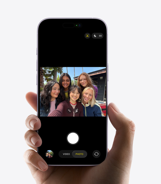 iPhone 17, преден екстериор, функцията Center Stage за снимки е активна, група хора си правят селфи
