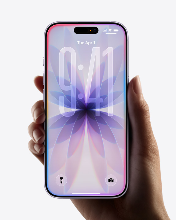 Ръка, държаща iPhone 17, показва целия екран, заключен екран, показва Liquid Glass рамка