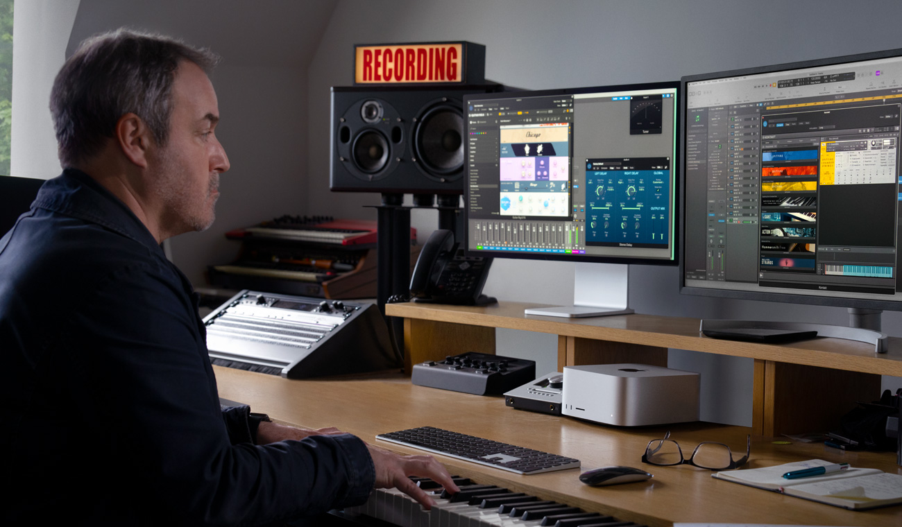 Muusik kasutab klaverit, et luua Max Studio ja Studio Display abil helimiksi
