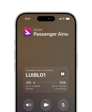 Sølvfarvet iPhone 17 Pro, der viser Siri AI-funktionen Call Context. På skærmen vises bekræftelsesoplysninger fra et flyselskab, mens et opkald er i gang